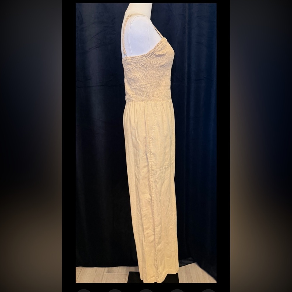 NWT - Universal Threads Jumpsuit Beige Tan Smocked Linen. Size S - Picture 4 of 7